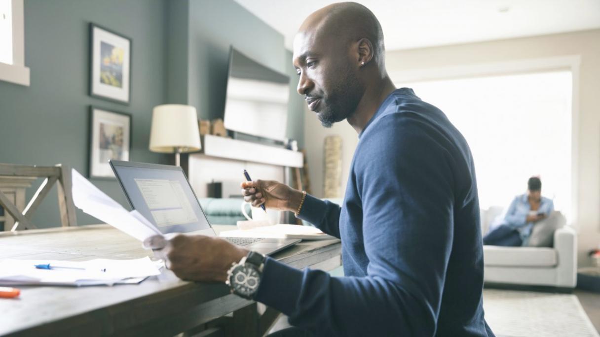 Teammitglieder arbeiten gemeinsam an effektiver Kommunikation