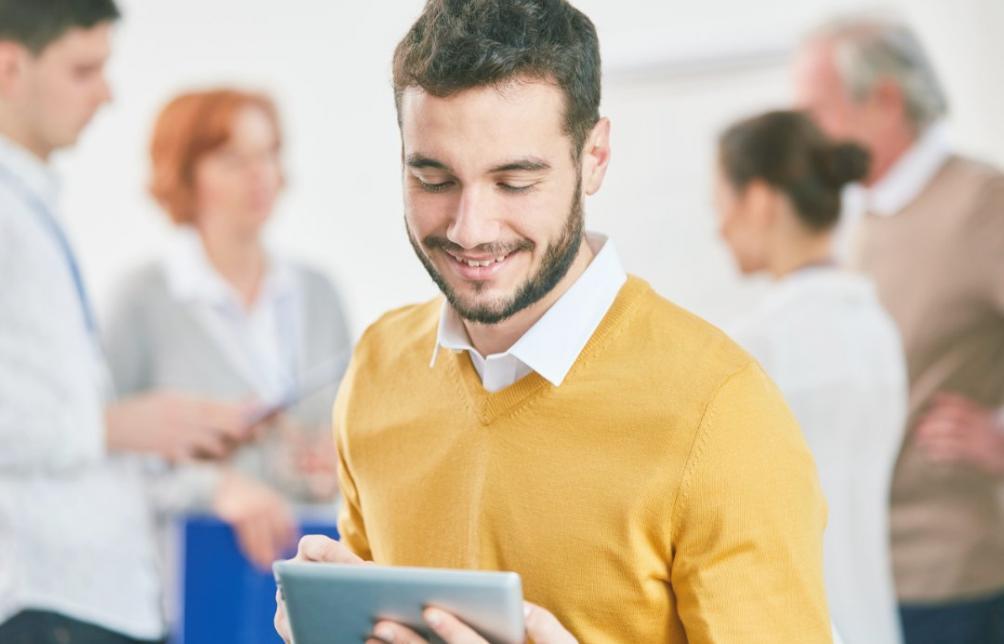 Professionelle Arbeitsumgebung mit Fokus auf strukturierte Kommunikation